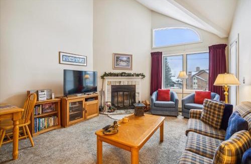 Killington House | Charming 2-Bedroom Slopeside at Pico Mountain E304