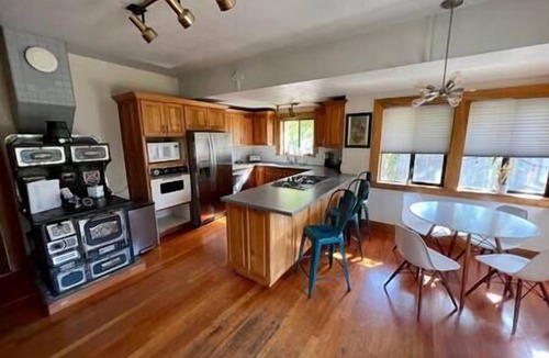 Hamilton House | Charming 2 bedroom, south side Hamilton home!