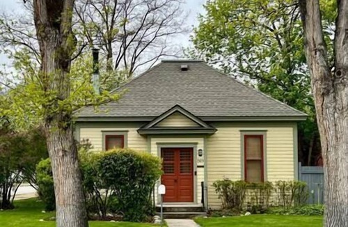 Hamilton House | Charming 2 bedroom, south side Hamilton home!