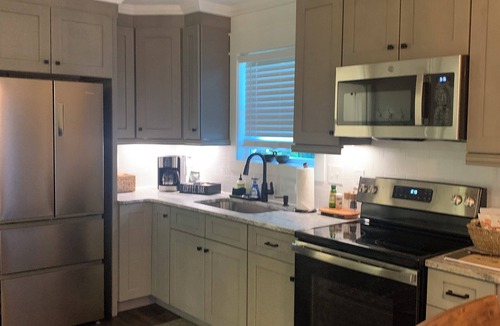 Oconee County Cottage | Charming 2-bedroom Tiny House with WiFi, near Clemson University & Lake Keowee.
