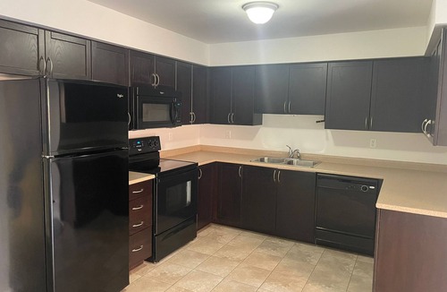 Oakville House | Charming 2-bedroom townhome with AC and WiFi in Oakville