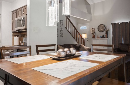 Woodlake - Briar Meadow House | Charming 2-bedroom townhome with WiFi and AC in brilliant Houston