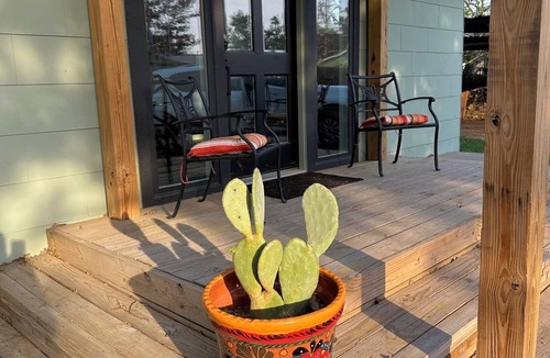 Buchanan Dam House | Charming 2-bedroom bungalow, near fabulous wineries, 25 mins from Marble Falls