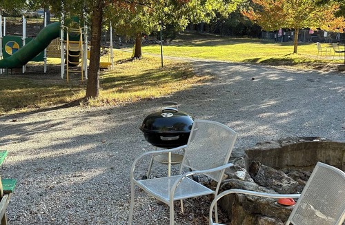 Bull Shoals Cottage | Charming 2-bedroom cottage in Bull Shoals with Lake access.
