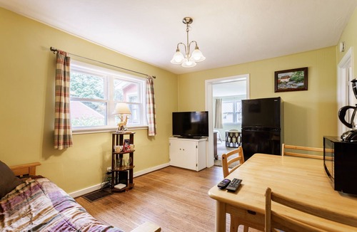 West Irondequoit Other | Charming 2-bedroom farmhouse w Jacuzzi