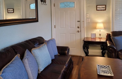 Murray Hill House | Charming 2 bedroom /2 Bathroom