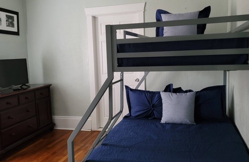 Murray Hill House | Charming 2 bedroom /2 Bathroom