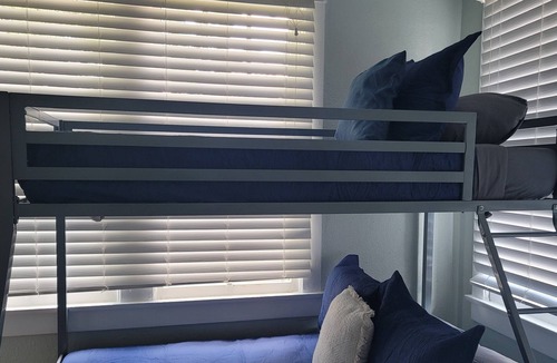 Murray Hill House | Charming 2 bedroom /2 Bathroom