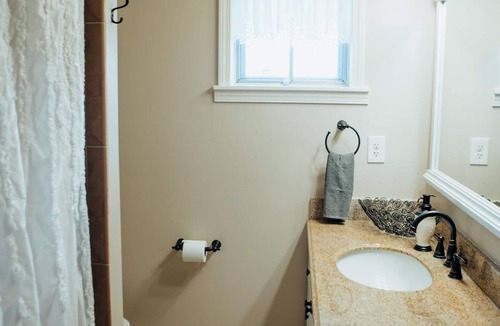 Waldron House | Charming 2-bedroom house comfortable cottage in the country but close to city
