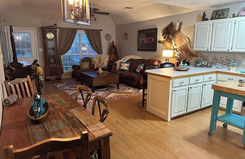 Lake Charles House | Charming 2-bedroom house on a large pound with WiFi, AC in lovely Lake Charles