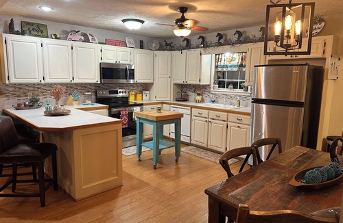 Lake Charles House | Charming 2-bedroom house on a large pound with WiFi, AC in lovely Lake Charles
