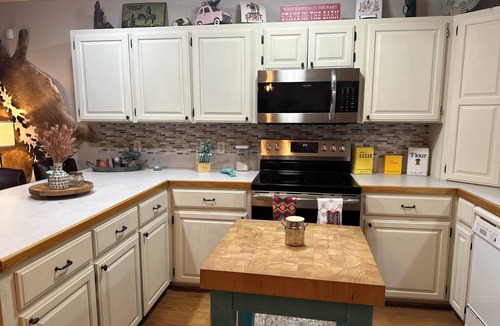 Lake Charles House | Charming 2-bedroom house on a large pound with WiFi, AC in lovely Lake Charles