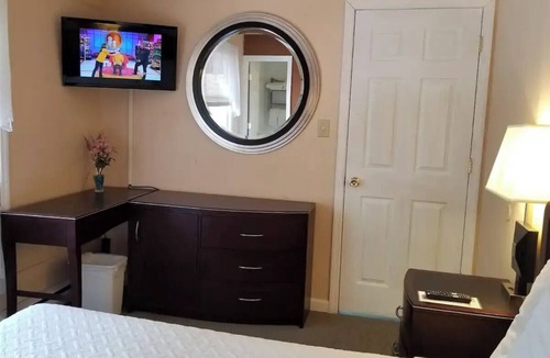 Lake George Hotel | Charming 2-bedroom hotel suites with AC, WiFi in lovely Lake George
