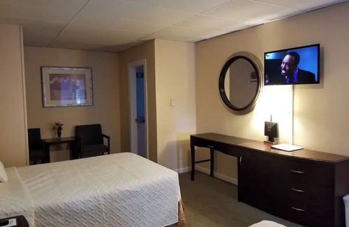 Lake George Hotel | Charming 2-bedroom hotel suites with AC, WiFi in lovely Lake George
