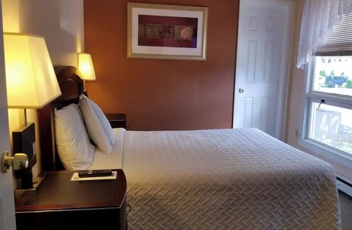 Lake George Hotel | Charming 2-bedroom hotel suites with AC, WiFi in lovely Lake George