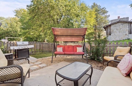 Lee's Summit Apartment | Charming 2-bedroom apartment in fabulous Lee's Summit Downtown