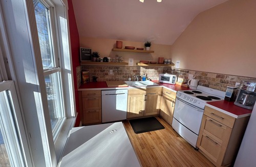 Northeast Minneapolis Arts District Apartment | Charming 2-bedroom apartment in fabulous Minneapolis with AC, WiFi