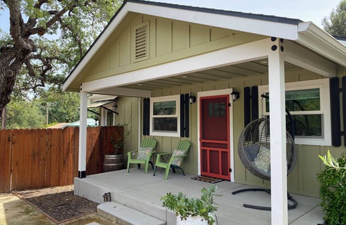 Paso Robles House | Charming 2-bedroom bungalow perfect work from home set up