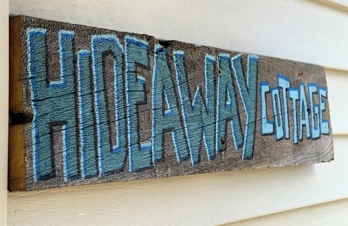 Pelican Lake Cottage | Charming 2-bedroom cottage with WiFi and AC in brilliant Pelican Lake