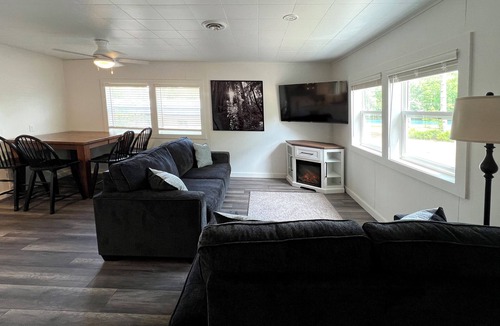 Pelican Lake Cottage | Charming 2-bedroom cottage with WiFi and AC in brilliant Pelican Lake
