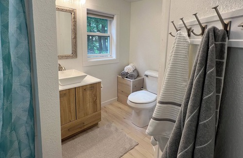 Pelican Lake Cottage | Charming 2-bedroom cottage with WiFi and AC in brilliant Pelican Lake