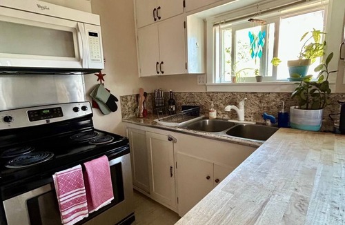 Retsil House | Charming 2-Bedroom Waterfront Cottage