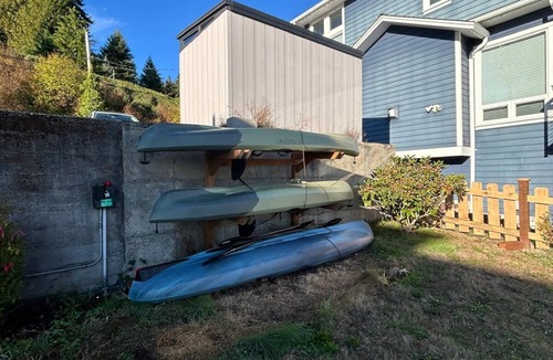 Retsil House | Charming 2-Bedroom Waterfront Cottage