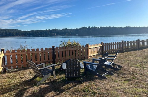 Retsil House | Charming 2-Bedroom Waterfront Cottage