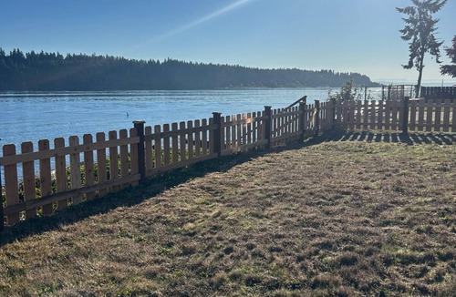 Retsil House | Charming 2-Bedroom Waterfront Cottage