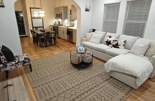 Highland Park House | Charming 2-bedroom house in marvelous San Antonio with AC, WiFi