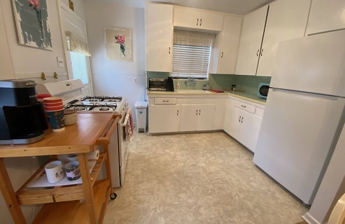 Highland Park Apartment | Charming 2 Bedroom! Pet Friendly!