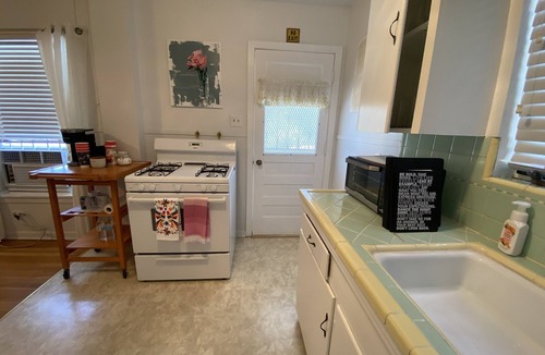 Highland Park Apartment | Charming 2 Bedroom! Pet Friendly!