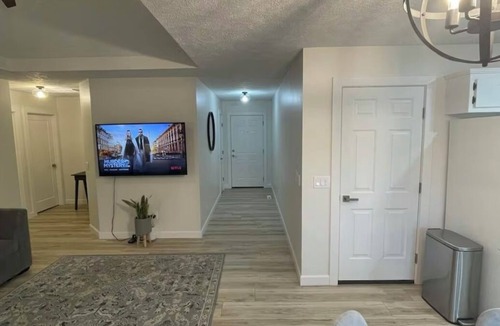 Springfield Condo | Charming 2-bedroom condo in lovely Springfield with AC
