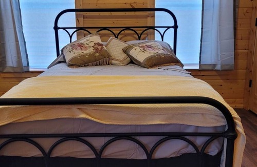 Bluff Dale Cabin | Charming 2-bedroom cabin with Wi-Fi, AC in amazing Morgan Mills, Texas