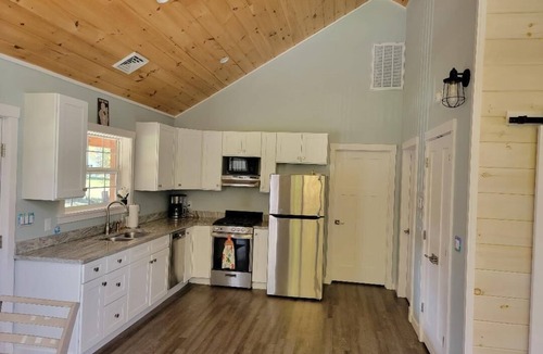 Blossvale House | Charming 2-bedroom house in Sylvan Beach