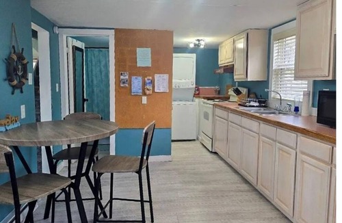 Sylvan Beach Cottage | Charming 2-bedroom cottage in Sylvan Beach 2 blocks from the beach!