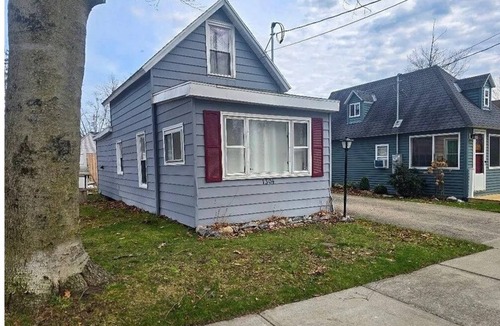 Sylvan Beach Cottage | Charming 2-bedroom cottage in Sylvan Beach 2 blocks from the beach!