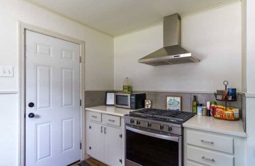 West Monroe Cottage | Charming 2-bedroom cottage in nice West Monroe with WiFi, AC