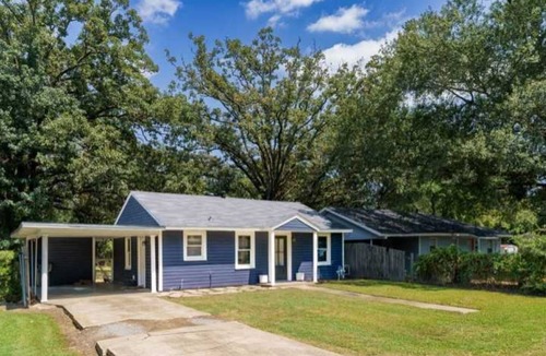 West Monroe Cottage | Charming 2-bedroom cottage in nice West Monroe with WiFi, AC