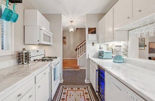 North Chesterfield Condo | Charming 2-Bedroom Vintage Modern Condo in Midlothian with AC, Wi-Fi, Pool