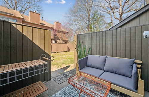 North Chesterfield Condo | Charming 2-Bedroom Vintage Modern Condo in Midlothian with AC, Wi-Fi, Pool