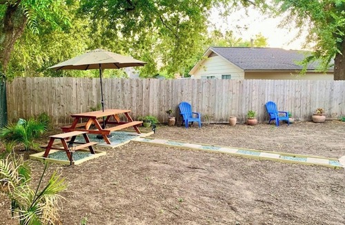 North Austin Civic Association Villa | Charming 2-bedroom villa in pleasant Austin with WiFi, AC