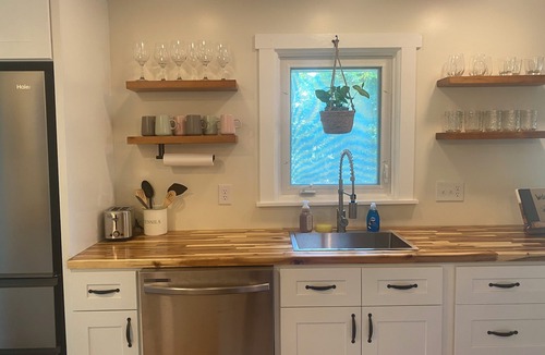 North East Cottage | Charming 2-bedroom water oriented cottage with water access