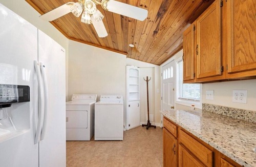 Mount Holly Cottage | Charming 2-bedroom waterfront cottage in Montross