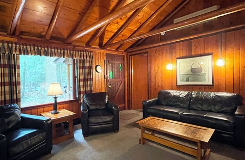 Reeders Cabin | Charming 2 BR Log Cabin in the Poconos
