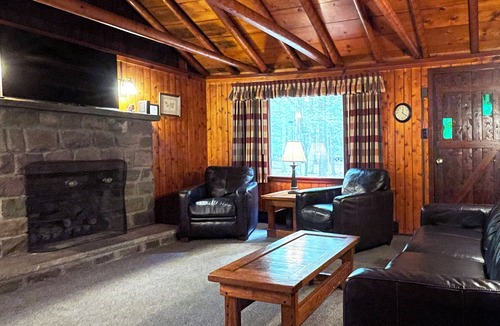 Reeders Cabin | Charming 2 BR Log Cabin in the Poconos