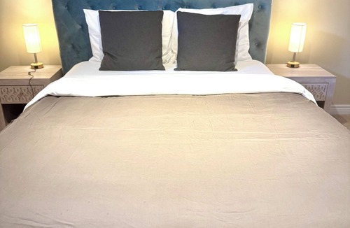 St. Davids Bed & Breakfast | Charming 2 bedroom bed & breakfast in fabulous Niagara-on-the-Lake with pool