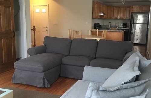 Highland Park House | Charming 2 level apartment