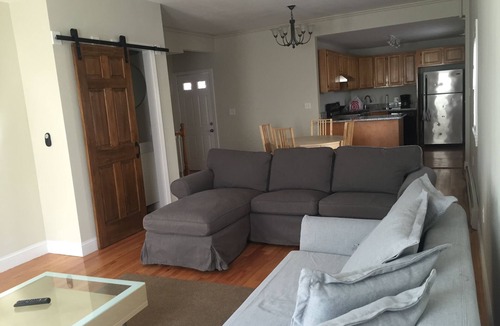 Highland Park House | Charming 2 level apartment