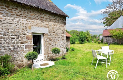 Montenay Cottage | Charming 2-Person Cottage with Garden & Shared Amenities in Montenay